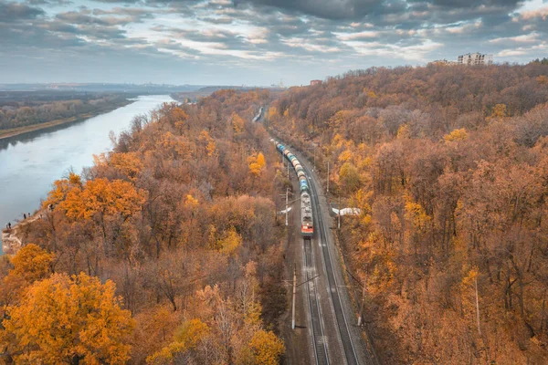 Freight Train Transporting Tanks Chemicals Railway Suburbs City Banks Picturesque — Stockfoto