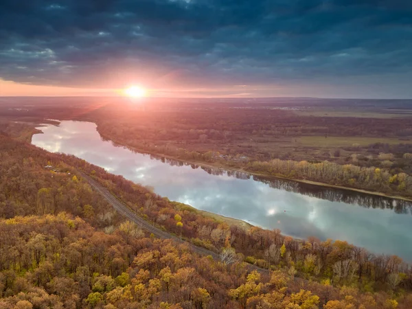 Flygfoto Över Dramatisk Solnedgång Himmel Reflekterar Floden Hösten — Stockfoto