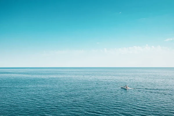 Allein Ist Ein Schiff Oder Eine Yacht Auf Hoher See — Stockfoto