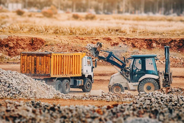 Cegły Ładunkowe Ciągnika Inne Gruzy Konstrukcyjne Wiadrem Ciężarówki Terenie Wykopalisk — Zdjęcie stockowe