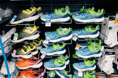 26 Mayıs 2022, Antalya, Türkiye: Kiprun dekatlon mağazasında satışta olan spor ayakkabıları