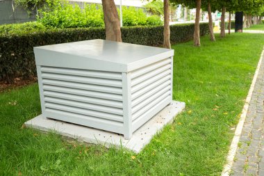 Yeşil çimenlikteki havalandırma sistemi prizi. Havalandırma ve yeraltı inşaatı