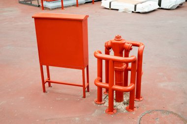 Yangın musluğu ve kurtarma ekipmanları caddede.