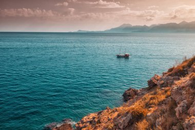 Turist gemisi ya da yatı açık denizde yüzüyor. Seyahat, gezi ve tatil geçmişi