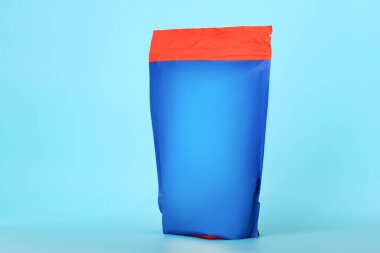 Mavi arka planda boş yemek paketi. Fermuarlı çerez ve fındık torbası. Perakende ürün ve mal