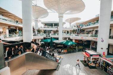 20 Mayıs 2022, Antalya, Türkiye: Çatı, fütüristik sütun ağaçları ve ticari mağazaları olmayan modern bir Erasta Alışveriş Merkezi 'nin alışılmadık iç mekanı