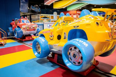 26 Mayıs 2022, Antalya, Türkiye: Parlak oyun salonu, eğlence parkında çocukların eğlenmesi için arabaları çekiyor