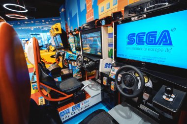 26 Mayıs 2022, Antalya, Türkiye: Lunaparktaki direksiyonlu çocuk yarışçılar için Retro Sega video oyunu