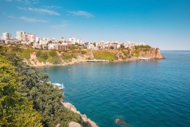 Türkiye 'nin Antalya ilinin Lara ilçesi yüksek bir uçurumun üzerinde yer almaktadır. Tatil ve kıyı şeridi kavramı