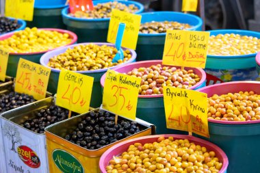 24 Mayıs 2022, Antalya, Türkiye: Tuzlu ve turşulu çeşitli zeytin türleri yerel çiftçi pazarında satılıyor.