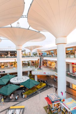 26 Mayıs 2022, Antalya, Türkiye: Çatı, fütüristik sütun ağaçları ve ticari mağazaları olmayan modern bir Erasta Alışveriş Merkezi 'nin alışılmadık iç mekanı