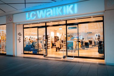 26 Mayıs 2022, Antalya, Türkiye: Erasta AVM 'de LC Waikiki moda ve giyim mağazası. Çok uluslu şirket zincirleri