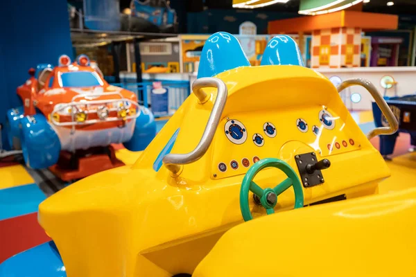 Luci Attrazioni Arcade Auto Intrattenimento Dei Bambini Nel Parco Divertimenti — Foto Stock