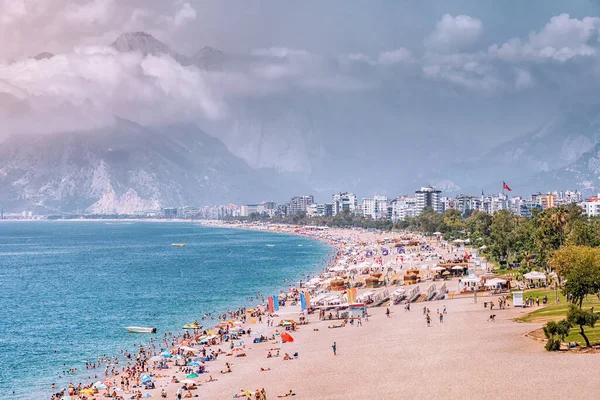 Crowded Antalya City Konyaalti Beach Hundreds Vacationers Tourists Resting Sunbathing — Stockfoto