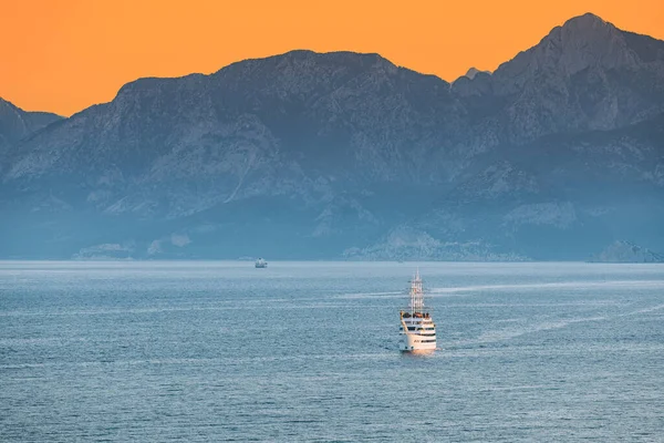 Excursion Luxury Ship Frigate Sails Water Surface Mediterranean Sea Backdrop — Foto de Stock