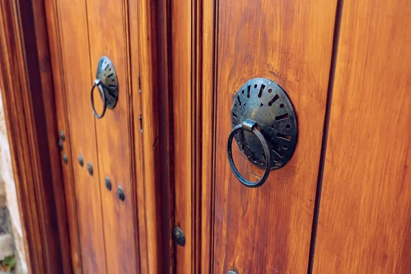 Vintage Wooden Door Iron Handles Old Town — 스톡 사진