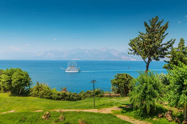 Tourist Cruise Ship Yacht Sailing Antalya Old Town Harbor Open — Stockfoto