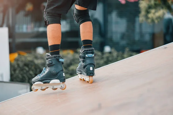 Close Legs Roller Skater Performing Tricks Just Riding Ramp Urban — Fotografia de Stock
