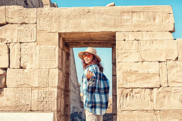 Female Traveler Explores Ruins Ancient Karnak Temple City Luxor Egypt — Stok fotoğraf