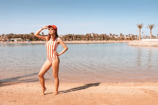 Girl Fashionable Swimsuit Sunbathing Beach Resort Town Egypt — Stock fotografie