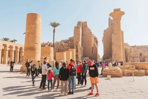 January 2022 Luxor Egypt Crowds Tourists Walk Ancient Temple Karnak — Stok fotoğraf