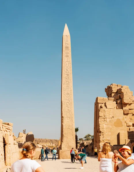 January 2022 Luxor Egypt Crowds Tourists Walk Ancient Temple Karnak — Stok fotoğraf