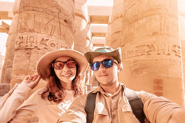 Couple Love Takes Selfie Photo Giant Columns Karnak Temple Luxor — Stok fotoğraf