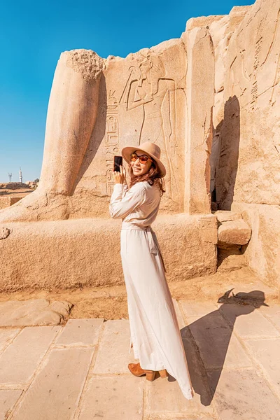 Blogger Girl Takes Photos Ruins Grandiose Karnak Temple Ancient City — 스톡 사진