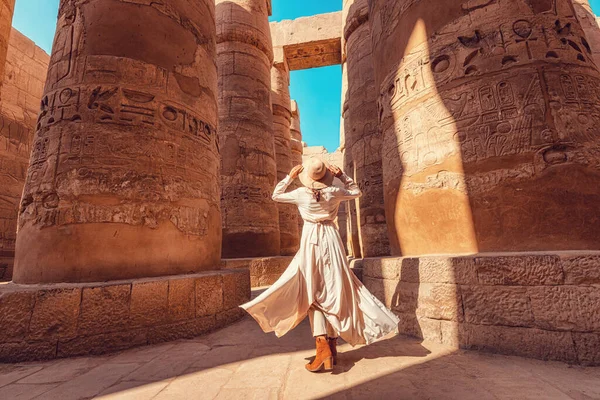 Woman Traveler Explores Ruins Ancient Karnak Temple City Luxor Egypt — 스톡 사진