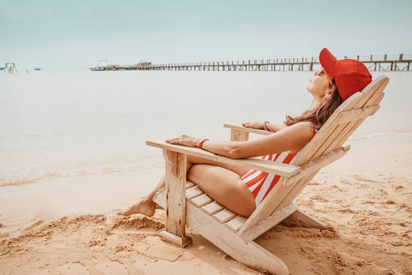 Girl Sunbathing Chaise Longue Resort Town Vacation Tourism Concept — Fotografia de Stock