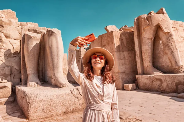 Blogger Girl Takes Selfie Ruins Grandiose Karnak Temple Ancient City — 스톡 사진