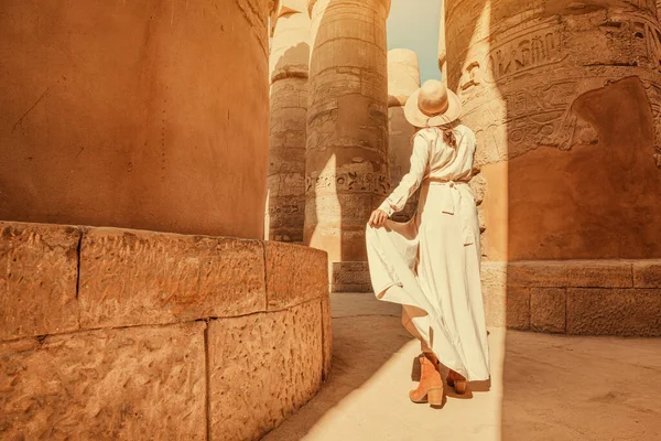 Woman Traveler Explores Ruins Ancient Karnak Temple City Luxor Egypt — 스톡 사진