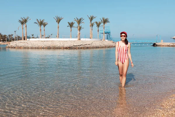 Girl Fashionable Swimsuit Sunbathing Beach Resort Town Egypt — Stock fotografie