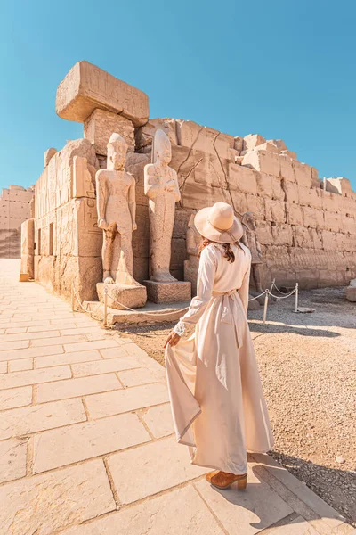 Woman Traveler Explores Ruins Ancient Karnak Temple City Luxor Egypt — Stok fotoğraf