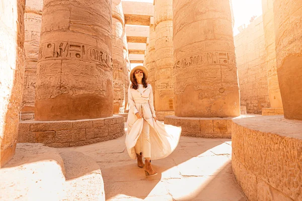 Happy Woman Traveler Explores Ruins Ancient Karnak Temple Heritage City — 스톡 사진
