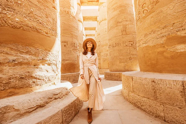 Happy Woman Traveler Explores Ruins Ancient Karnak Temple Heritage City — ストック写真