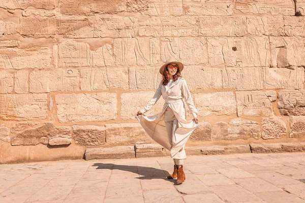 Woman Traveler Explores Ruins Ancient Karnak Temple City Luxor Egypt — Stockfoto