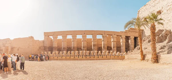 January 2022 Luxor Egypt Crowds Tourists Walk Ancient Temple Karnak — 스톡 사진