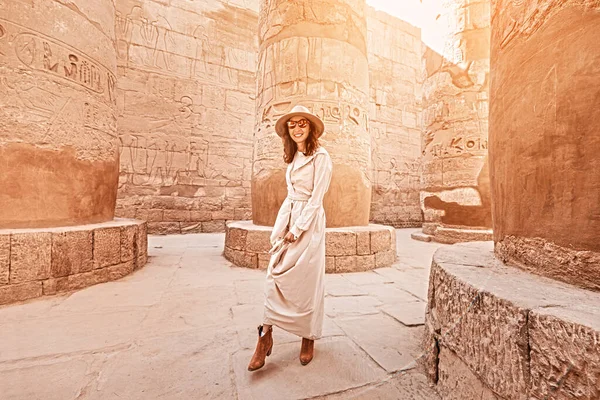 Щаслива Жінка Мандрівник Досліджує Руїни Стародавнього Храму Єгипетському Місті Луксор — стокове фото