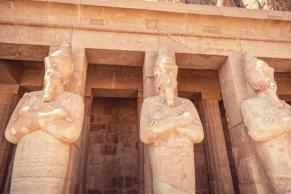 Статуи Фараонов Колонны Храме Царицы Хатшепсут Долине Нила Луксоре Туризм — стоковое фото