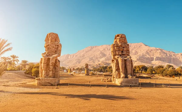 Famous Two Colossi Memnon Massive Ruined Statues Pharaoh Amenhotep Iii — Stok fotoğraf