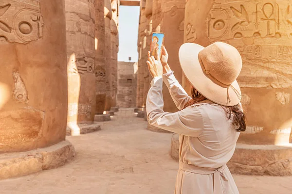 Travel Blogger Girl Takes Pictures Columns Hypostyle Hall Ruins Karnak — 스톡 사진