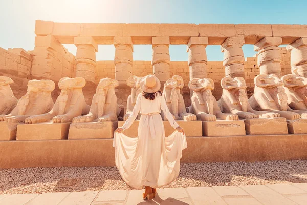 Happy Tourist Girl Interested Egyptology Archaeology Gets Travel Experience Karnak — 스톡 사진