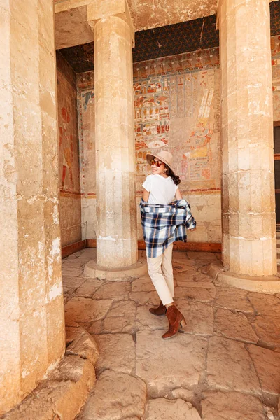 Happy Woman Traveler Explores Ruins Ancient Egyptian Hatshepsut Temple Heritage — Stok fotoğraf