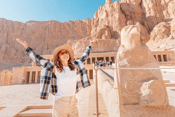 Happy Woman Traveler Explores Ruins Ancient Egyptian Hatshepsut Temple Heritage — Stock fotografie