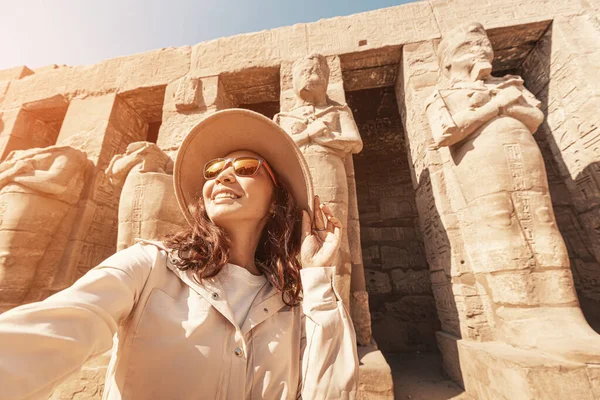 Travel Blogger Woman Takes Selfie Photos Pharaoh Statues Ruins Famous — 스톡 사진