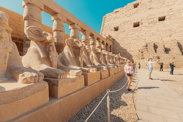 January 2022 Luxor Egypt Crowds Tourists Taking Pictures Ancient Temple — 스톡 사진