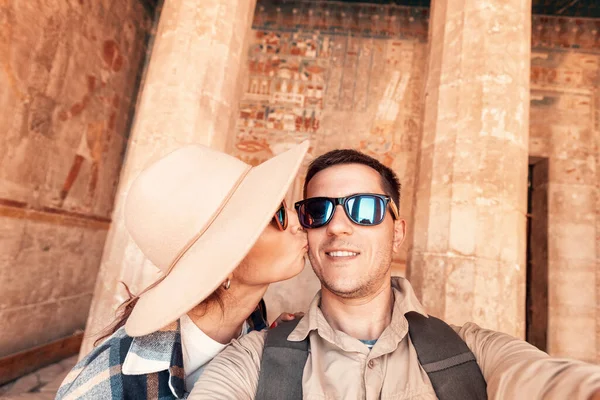 Happy Traveler Couple Love Takes Selfie Photo Kissing Hatshepsut Temple — Stockfoto
