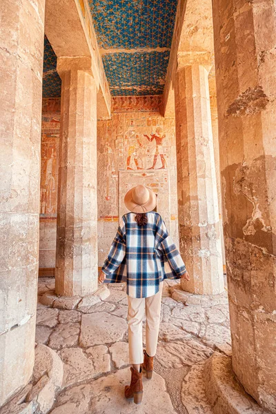 Happy Woman Traveler Explores Ruins Ancient Egyptian Hatshepsut Temple Heritage — Stok fotoğraf