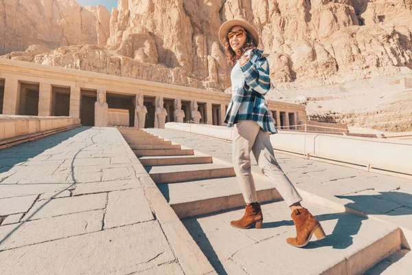 Happy Woman Traveler Explores Ruins Ancient Egyptian Hatshepsut Temple Heritage — 스톡 사진